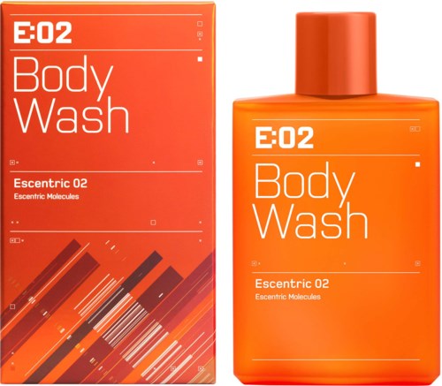 Een feloranje body wash fles en doos met label "E:02 Body Wash Escentric 02" en barcode-ontwerp.