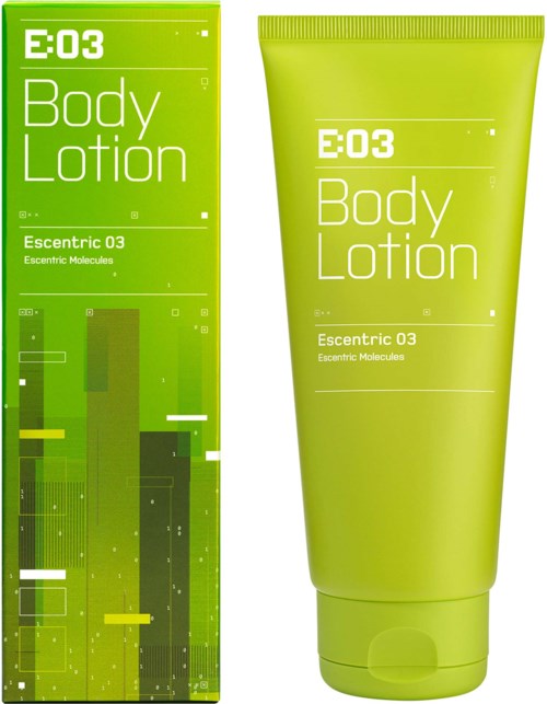 Groene verpakking en tube voor bodylotion met witte tekst, gemarkeerd 'E03 Body Lotion Escentric 03 Escentric Molecules.'