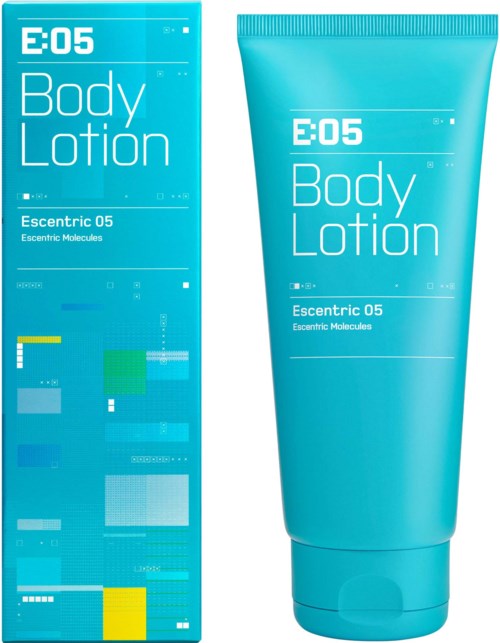 Blauwe tube bodylotion met bijpassende verpakking, gelabeld 'E05 Body Lotion Escentric 05', met een modern digitaal ontwerp.