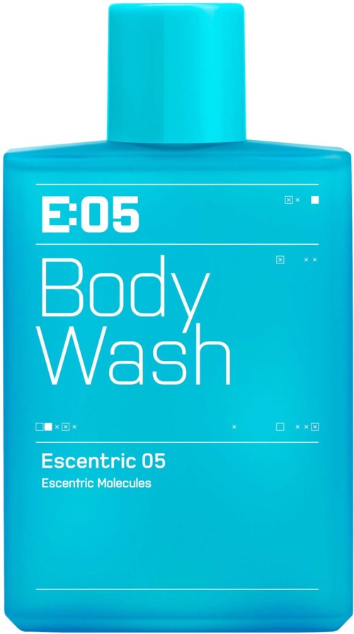 Blauwe fles met label 'Body Wash' en merk 'Ezentric 05', bevat escentrische moleculen.