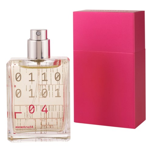 Een heldere perfume fles met een zilveren sproeier en een roze doos ernaast.
