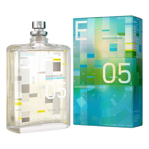 Butelka perfum i pudełko z napisem 'Escentric 05' z cyfrowym, geometrycznym wzorem. Butelka jest przezroczysta, prostokątna z srebrnym korkiem.
