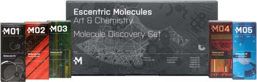 Das Set enthält fünf bunte Boxen mit den Aufschriften M01 bis M05, im Hintergrund eine große graue Box mit dem Titel 'Escentric Molecules.'