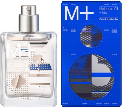 En parfume flaske ved siden af en blå kasse med mærket "M+" og molekylillustrationer.