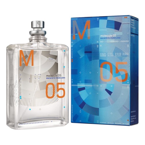 Eine transparente Sprühflasche und eine blaue Box, beide mit orangefarbenen und blauen Designelementen und der Zahl 05.
