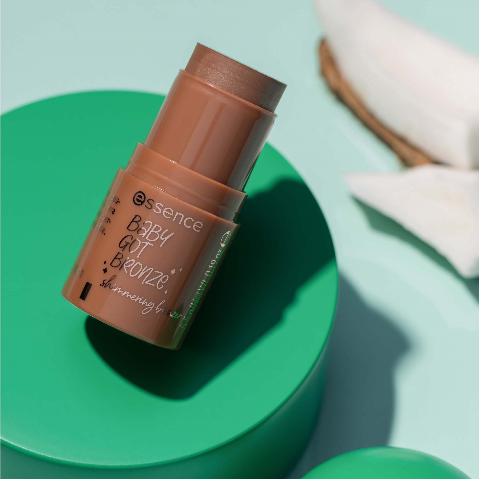 essence Baby Got Bronze Shimmering Bronzer 20 Holiday Glow (obrázok 6)