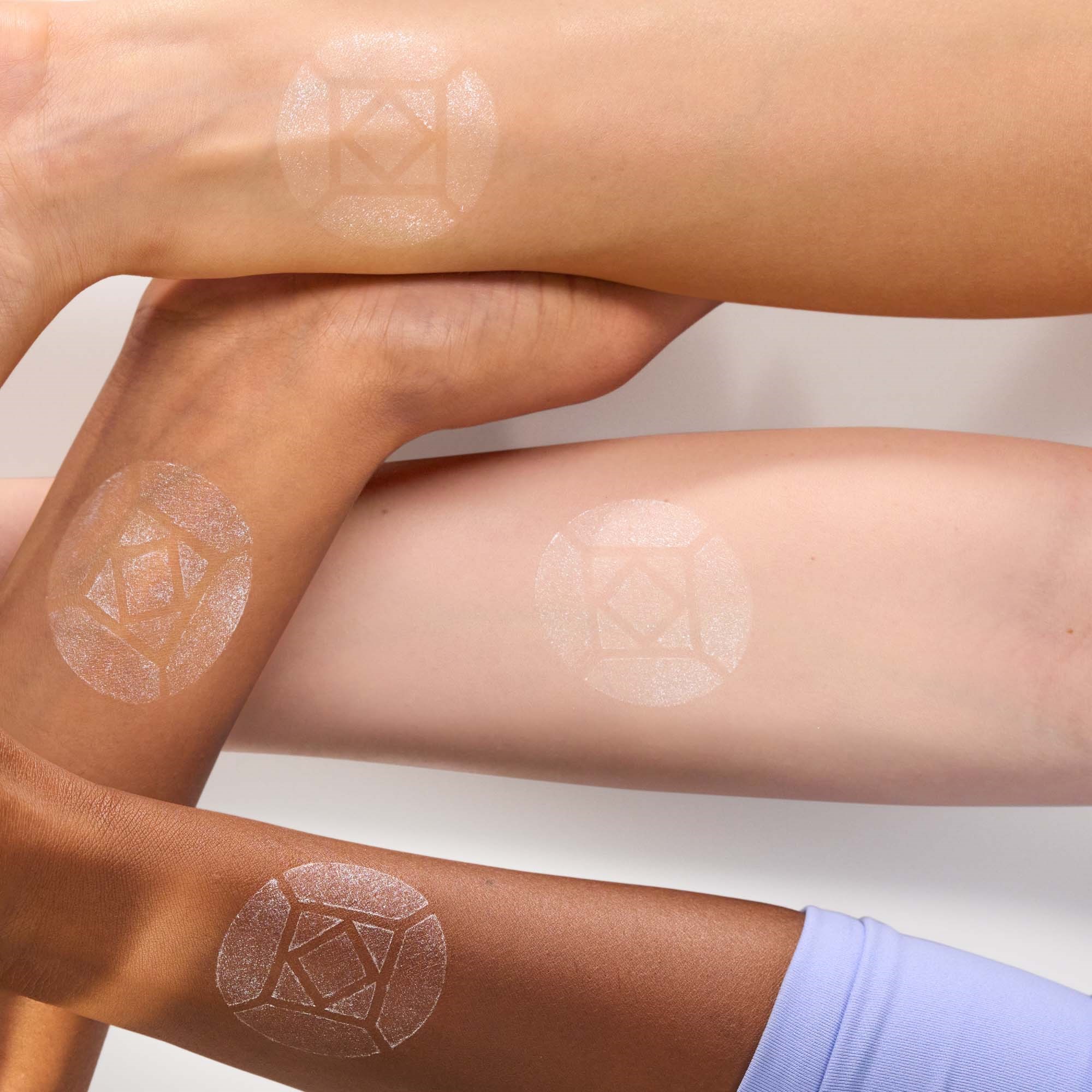essence Baby Got Diamond Highlighter Stick (obrázok 9)