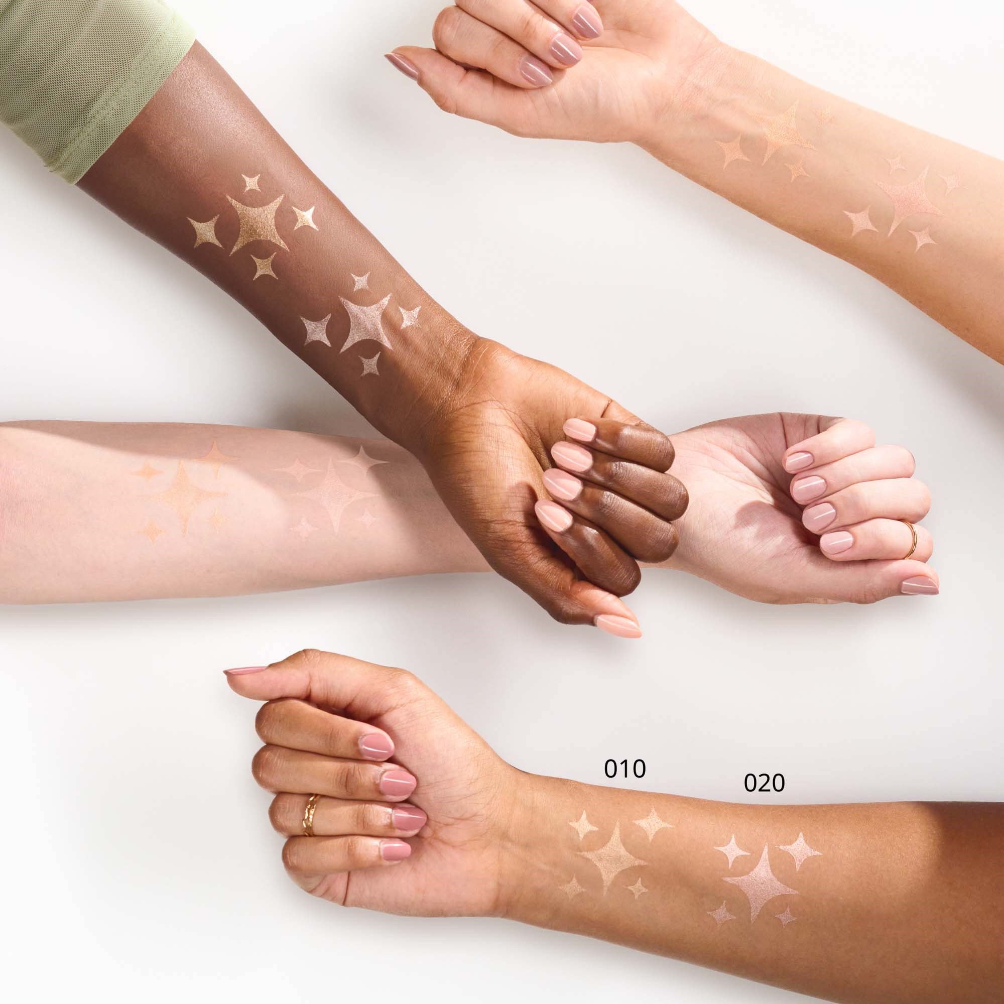 essence Baby Got Glow Highlighter Stick 10 Golden Aura (obrázok 3)