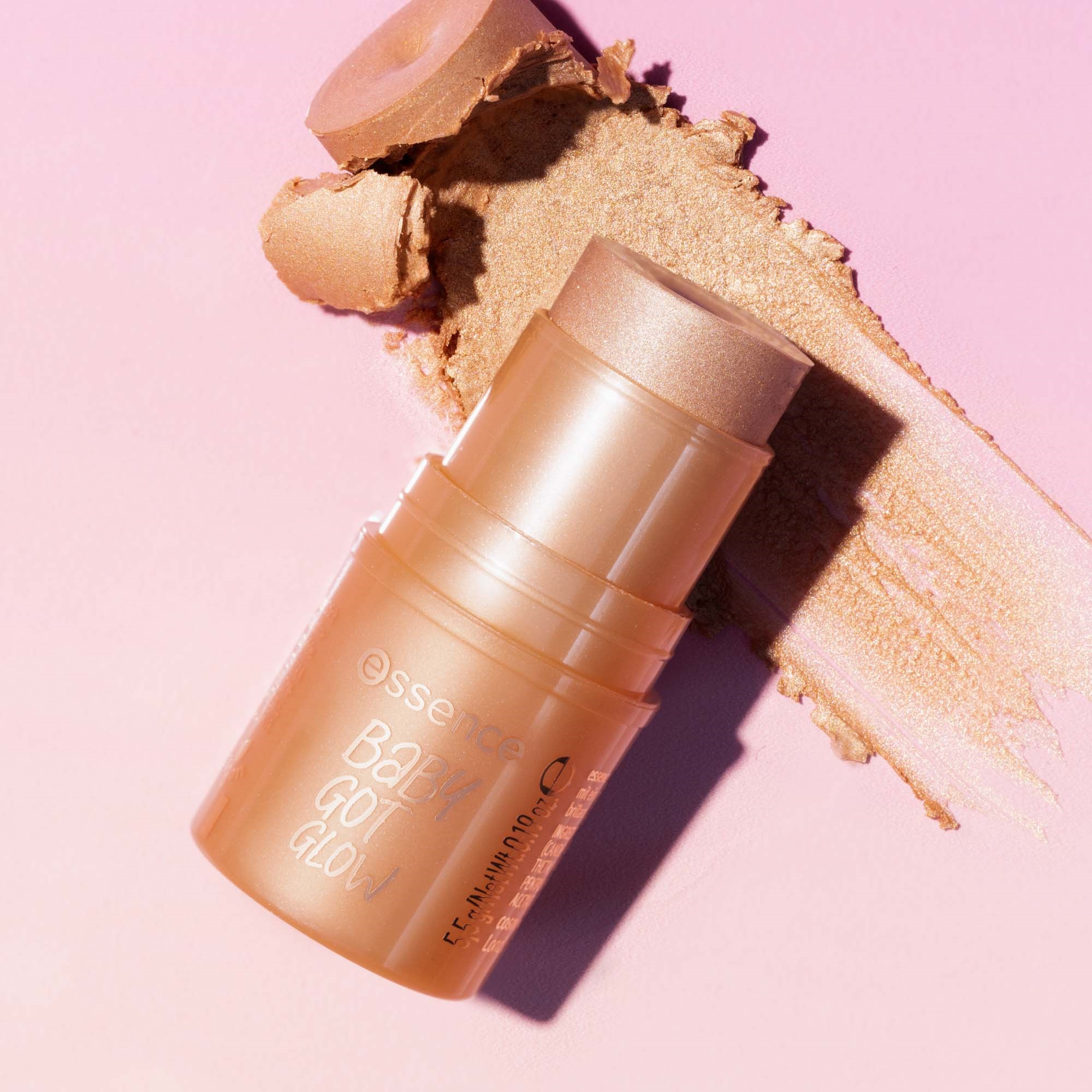 essence Baby Got Glow Highlighter Stick 10 Golden Aura (obrázok 4)