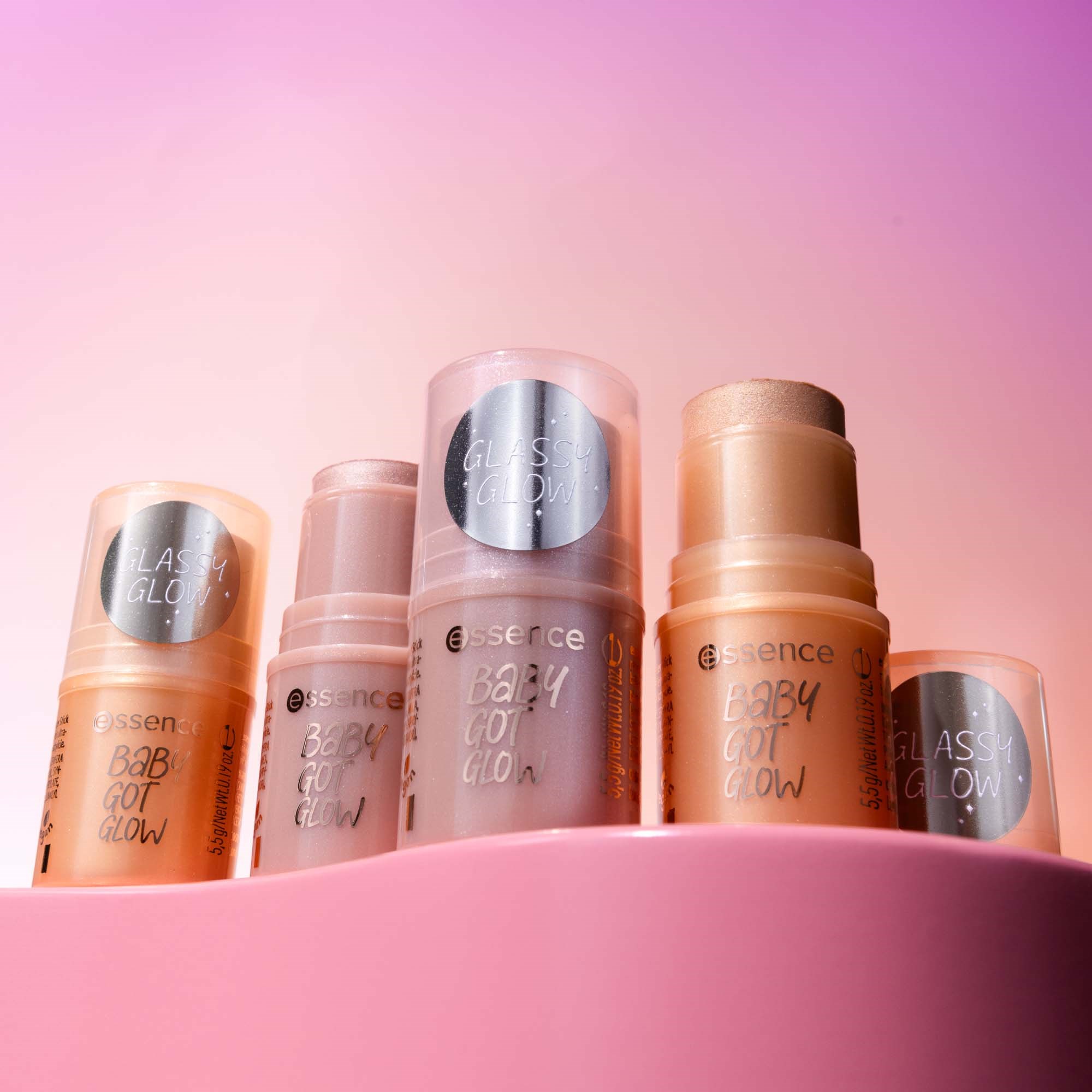 essence Baby Got Glow Highlighter Stick 20 Rosy Glaze (obrázok 5)
