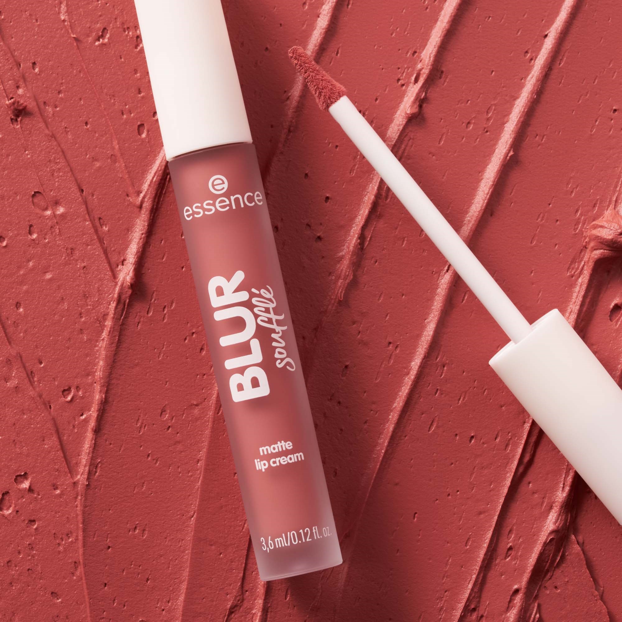 essence Blur Soufflé Matte Lip Cream 03 Hot Offline (obrázok 5)