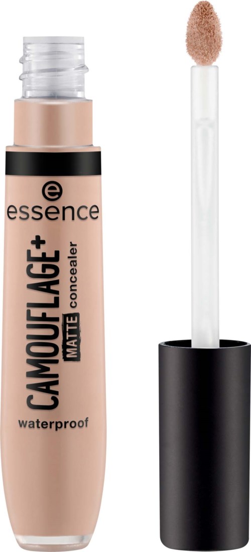 Een beige concealer stok met een zwarte dop, gemarkeerd Essence Camouflage Matte Waterproof, en een sponsapplicator.