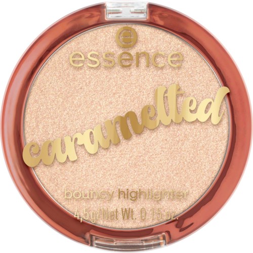Een ronde highlighterdoos met een metallic rozenkleurige behuizing, gemarkeerd caramelized en essence, bevat glanzende beige make-up.