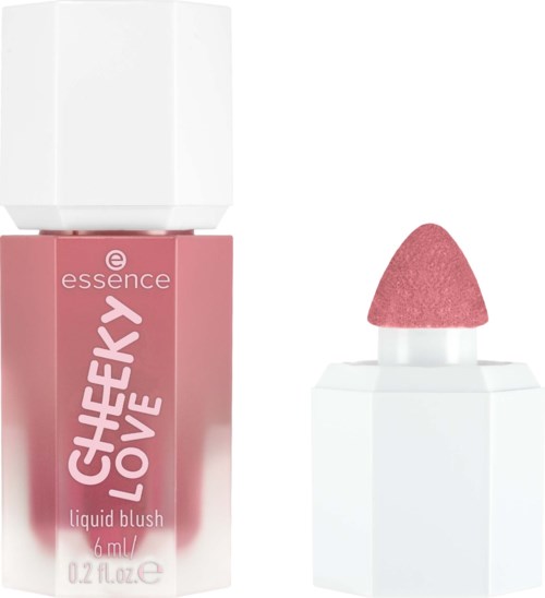 En rosa liquid blushflaska och en svamp applicator på en vit block. Etiketten har vit text och märket 'essence.'