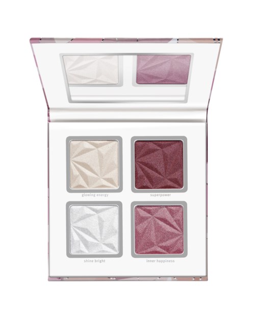 En palett med fyra texturerade makeup-puder, var och en märkt med olika namn. Fallet öppnas för att visa alla nyanser.