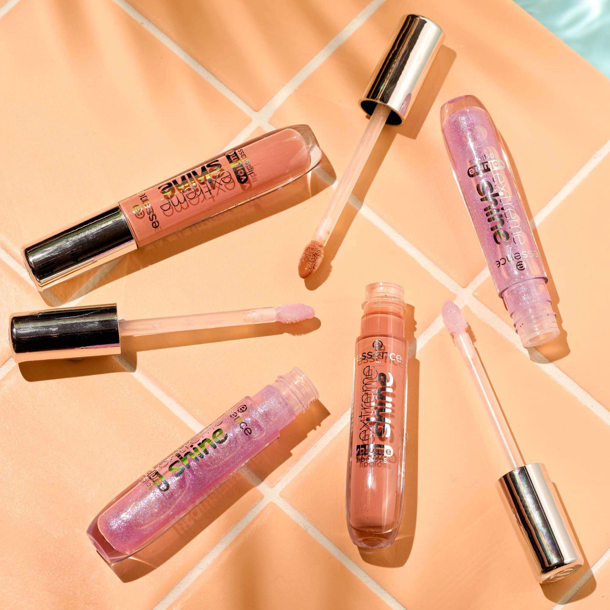 essence essence Extreme Shine Volume Lipgloss 10 10 Sparkling Purple (obrázok 7)