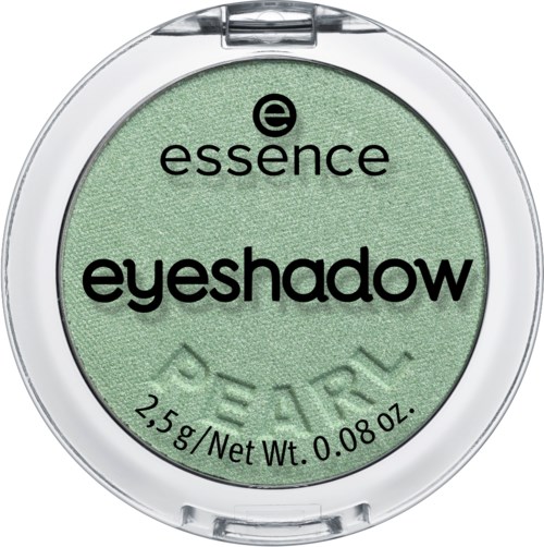 Ein kleiner grüner Lidschattenbehälter mit der Aufschrift 'essence eyeshadow' und Gewichtsinformationen im klaren Gehäuse.