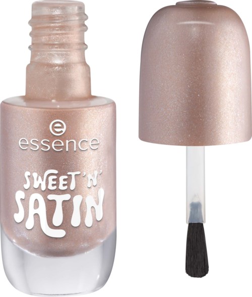 En nagellackflaska med en borste och en ljusrosa, skimrande färg. Etiketten visar 'essence SWEET'n SATIN.'
