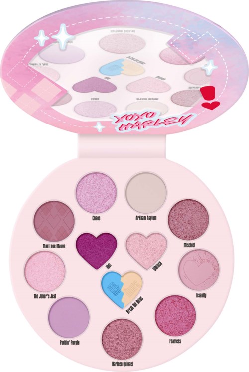 Een roze make-up palette met tien verschillende oogschaduwkleuren en een spiegel in deksel.