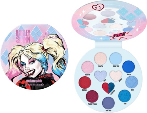 En färgglad ögonskuggspalett med olika nyanser och ett Harley Quinn-tematiskt fodral med en illustration av henne.