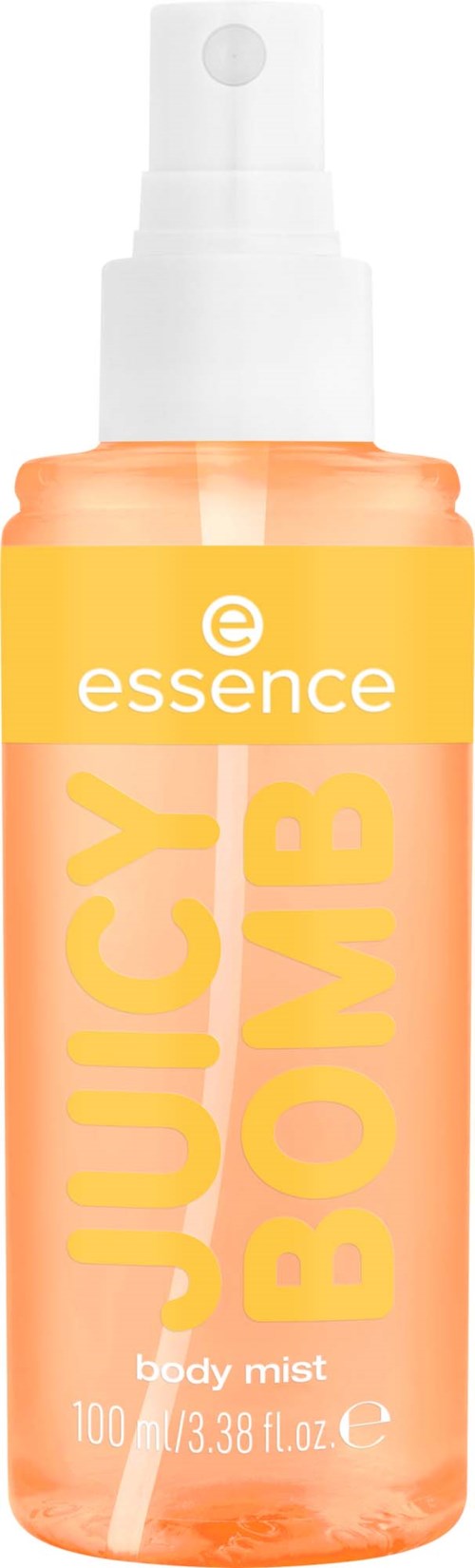 En transparent sprayflaska med rosa vätska och en gul etikett som säger essence Juicy Bomb body mist, 100ml.