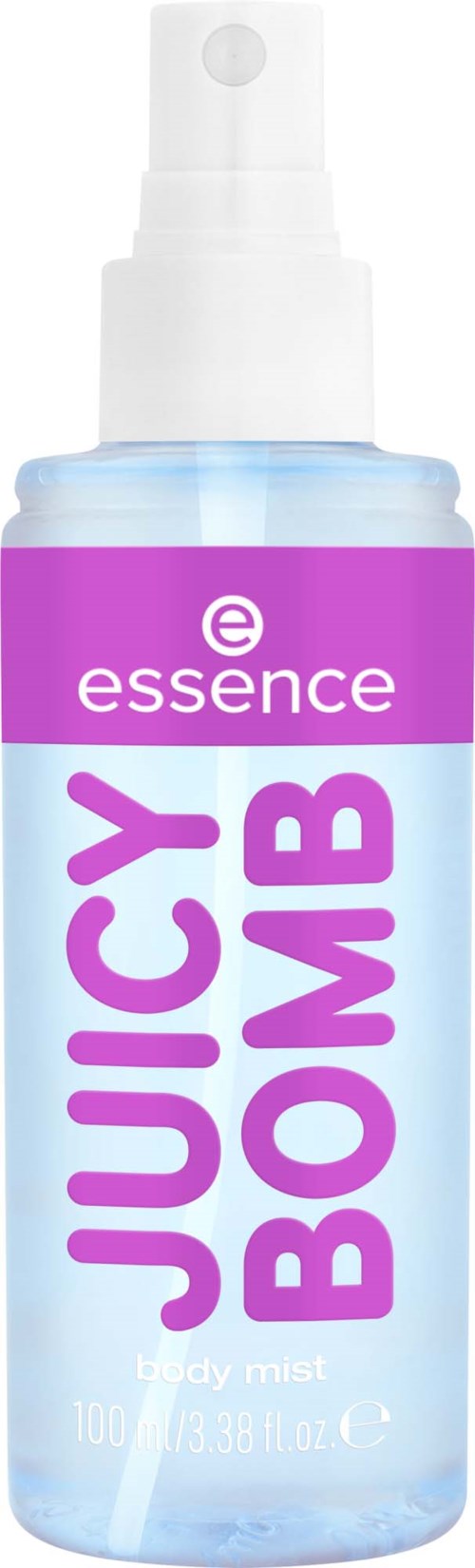 En klar sprayflaska med vit spray och lila etikett som står Juice Bomb från Essence.
