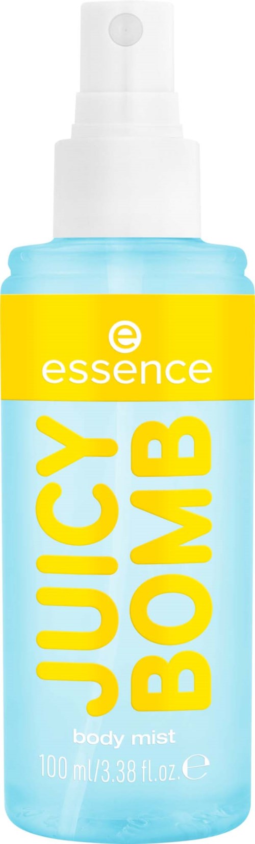 En blå sprayflaske med hvid spraytop og gul etikette med teksten "JUICY BOMB". Mærket er Essence.