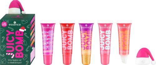 Etsett med fem leppeglansrør med rosa lokk, hvert rør merket 'Juicy BOMB' i ulike farger, og en eske til venstre.