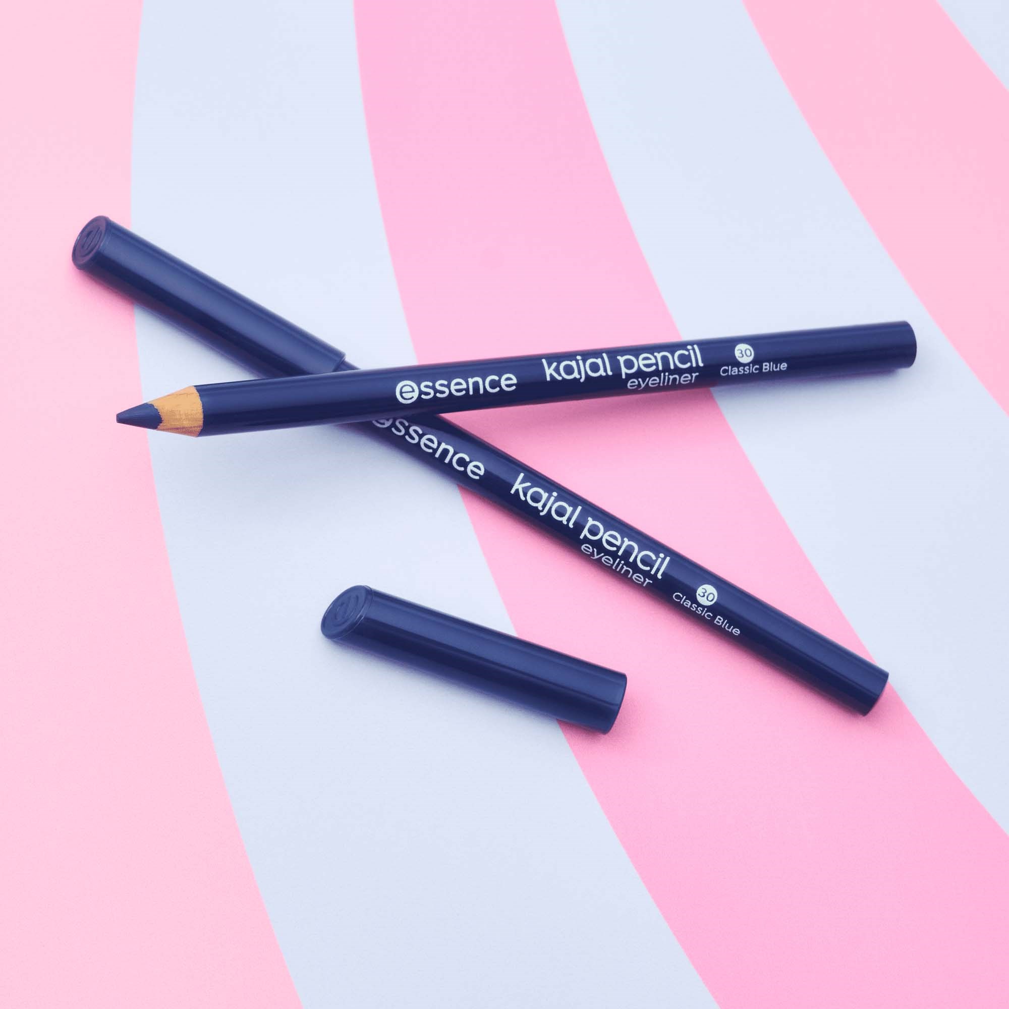 essence Kajal Pencil 30 Classic Blue (obrázok 5)