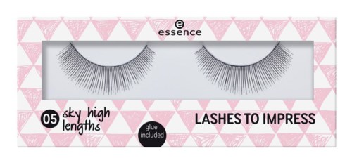 Förvaringsask med långa, svarta falska ögonfransar märkt 'Lashes to Impress' med rosa och svart design.