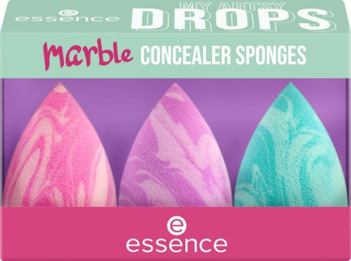 Drei farbenfrohe Make-up-Schwämme in Pink, Lila und Blau auf lila Hintergrund, verpackt als Marmor Concealer Schwämme.