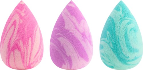 Drei marmorierte Schwämme in Pink, Lila und Blau, in einer Reihe auf schwarzem Hintergrund.