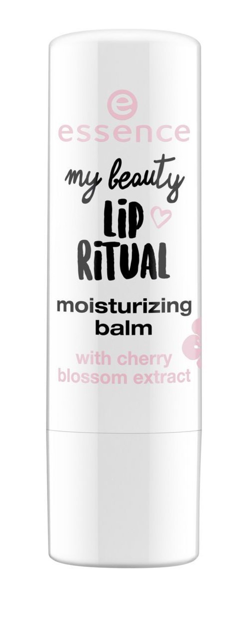 En vit tub med läppbalsam med rosa och svart text, innehåller körsbärsblomsextrakt, kallad 'Lip Ritual' av Essence.