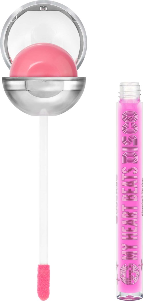 Ein pinkes Lipgloss mit klarem Deckel, ein herzförmiger Spiegel und eine pinke Tube mit dem Aufdruck "My Heart Beats Disco."