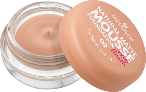 Een potje met beige foundation, deksel iets open en tekst met kleuren op deksel.