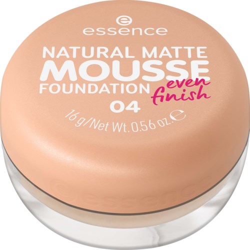 Een ronde make-upproduct met label 'Essence Natural Matte Mousse Foundation 04' en roze tekst 'even finish', in een doorzichtige container.