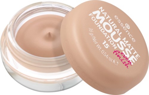 Een potje met beige foundation met roze en witte tekst op de deksel, gedeeltelijk open, die het product binnenin toont.