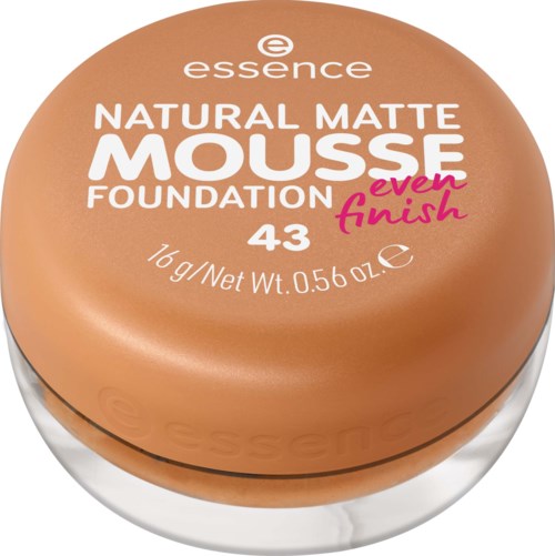 Een ronde container van essence Natural Matte Mousse Foundation, tint 43, met tekst en roze accenten op de deksel.