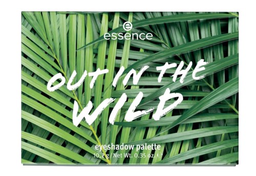Grüner Blätterhintergrund mit weißen Text: 'Out in the Wild' und Markierung für essence Lidschattenpalette.