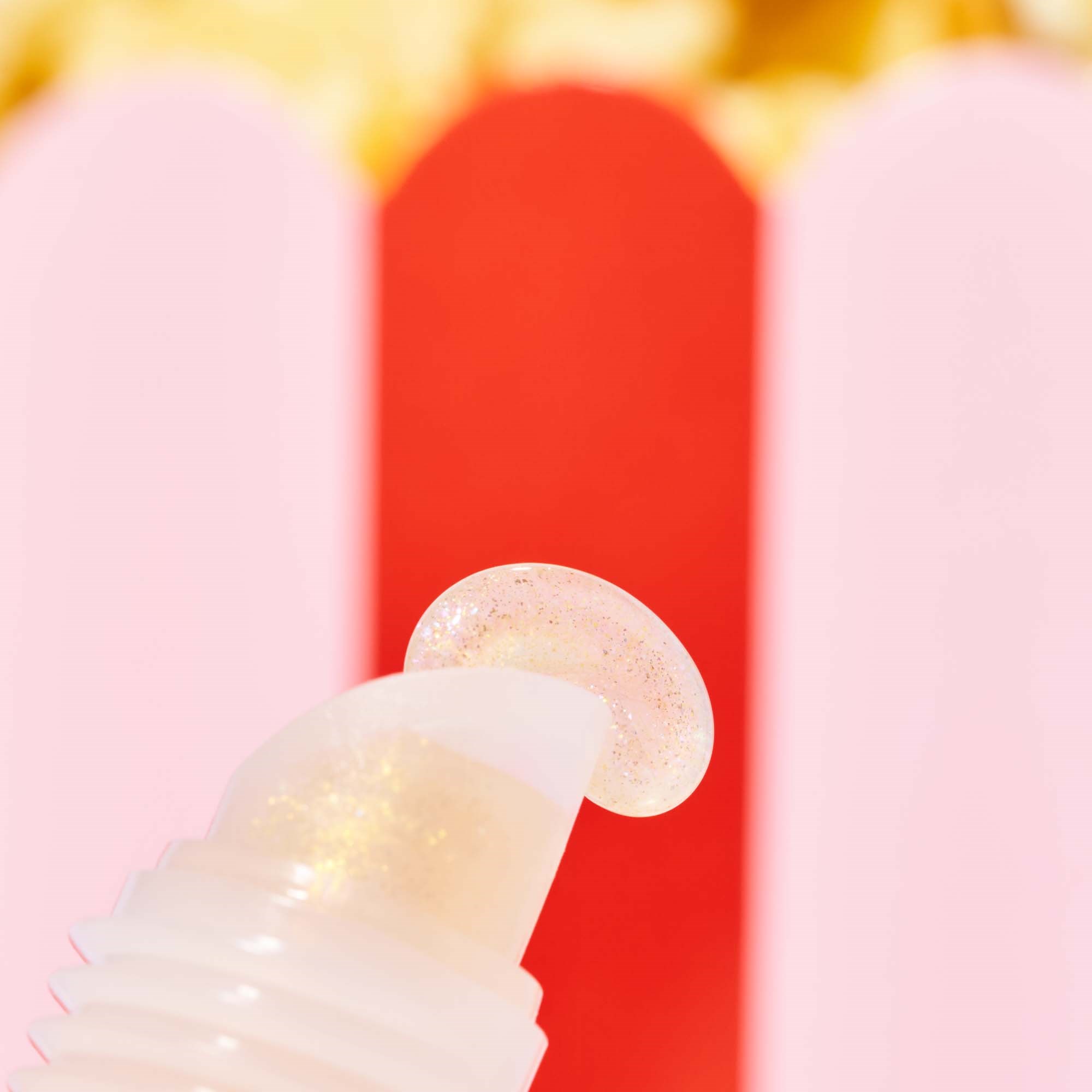 essence Popcorn Bomb Shiny Lipgloss 10 ml (obrázok 4)