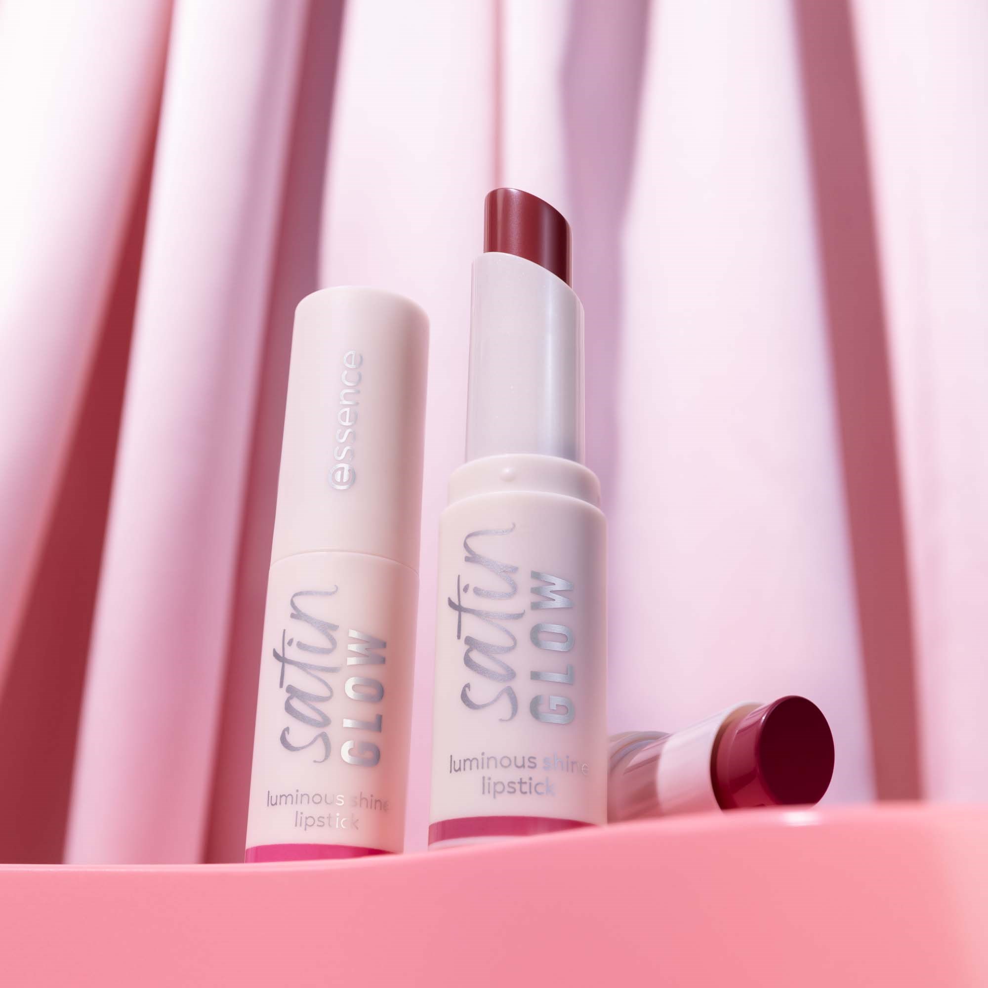 essence Satin Glow Luminous Shine Lipstick 01 Whole Latte Love (obrázok 5)