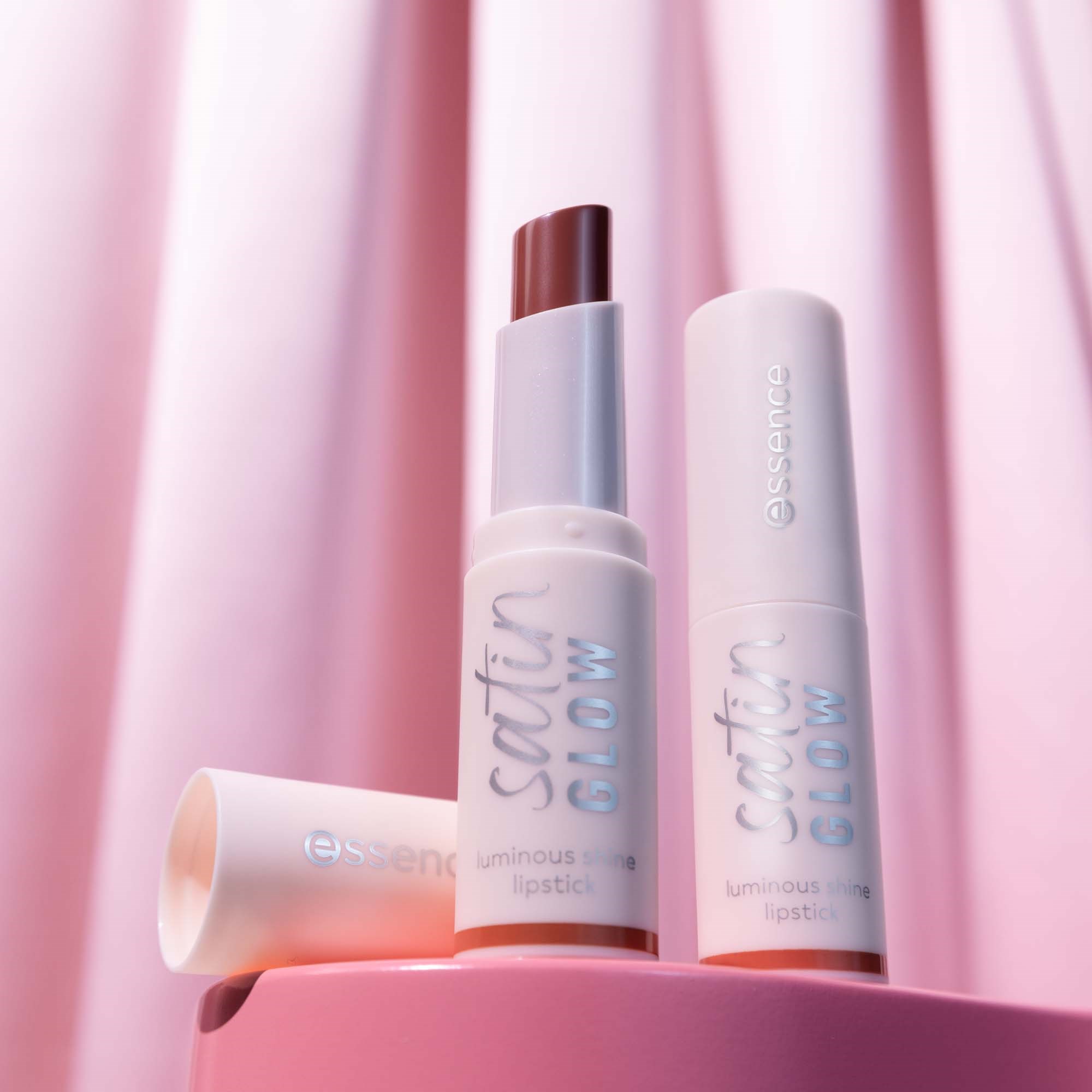 essence Satin Glow Luminous Shine Lipstick 02 Blushin It (obrázok 5)