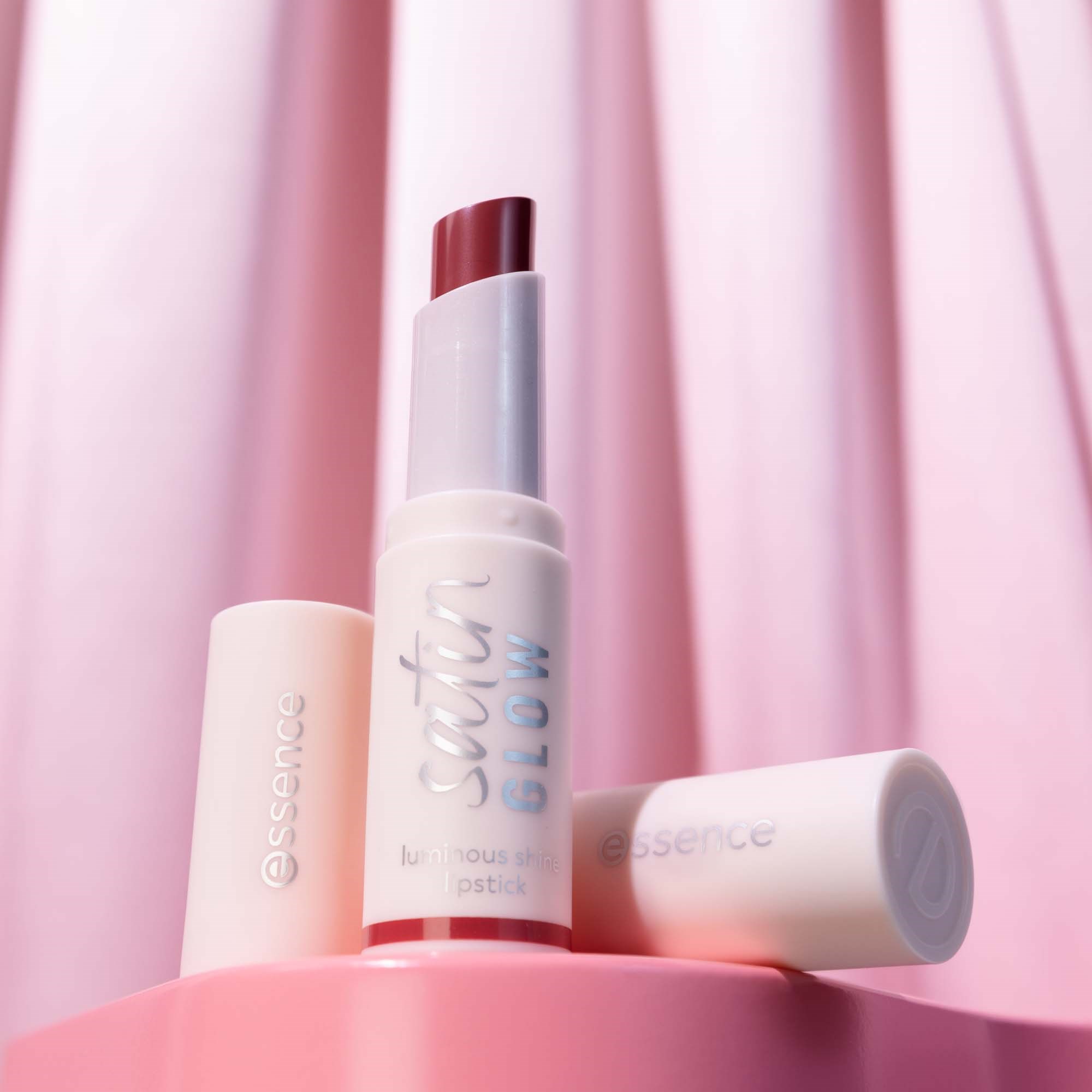 essence Satin Glow Luminous Shine Lipstick 03 Rose And Shine (obrázok 5)