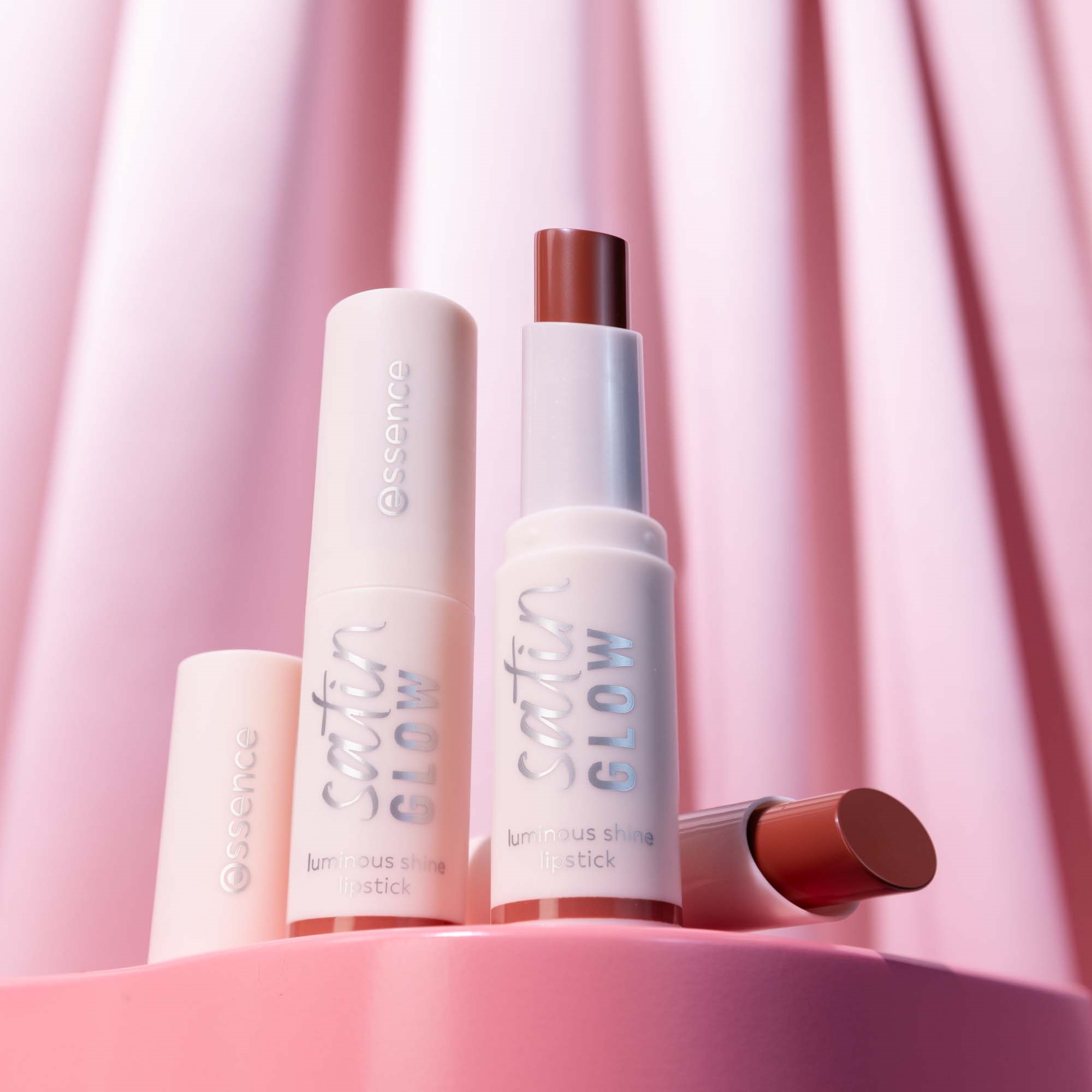 essence Satin Glow Luminous Shine Lipstick 04 Let´s Get Mauvin (obrázok 5)