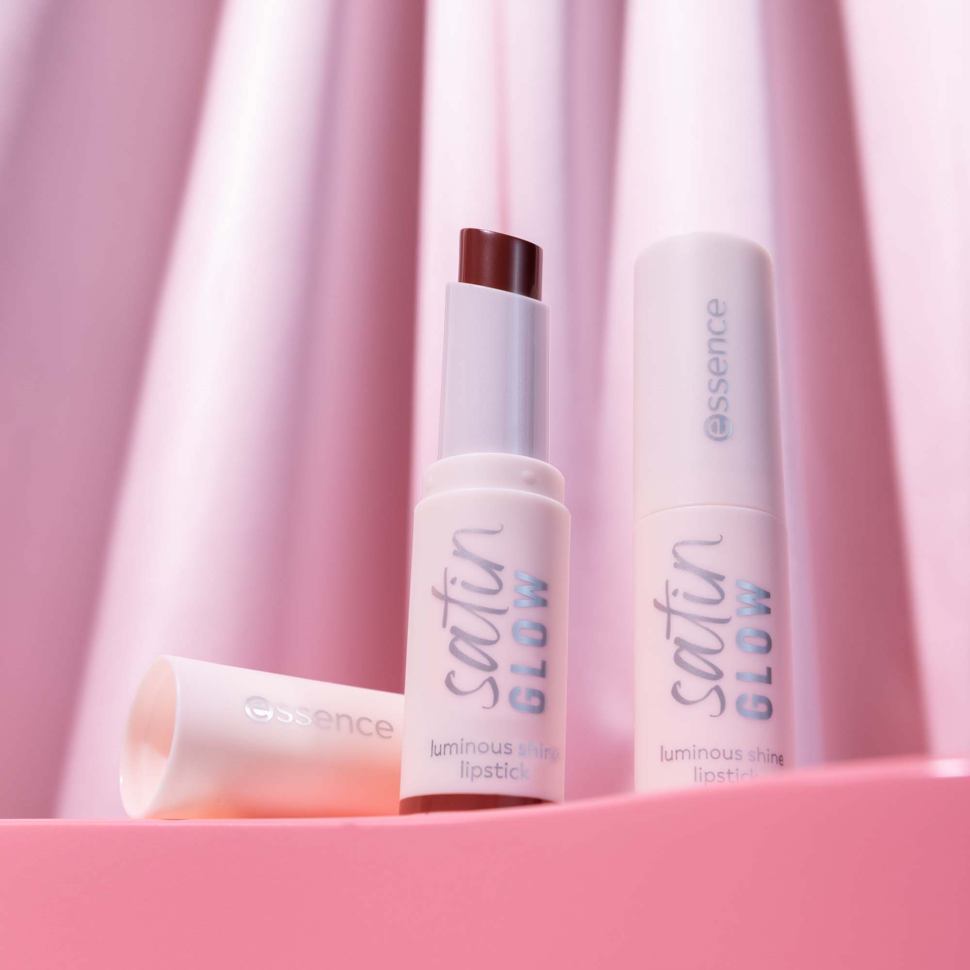 essence Satin Glow Luminous Shine Lipstick 05 Chai There! (obrázok 5)