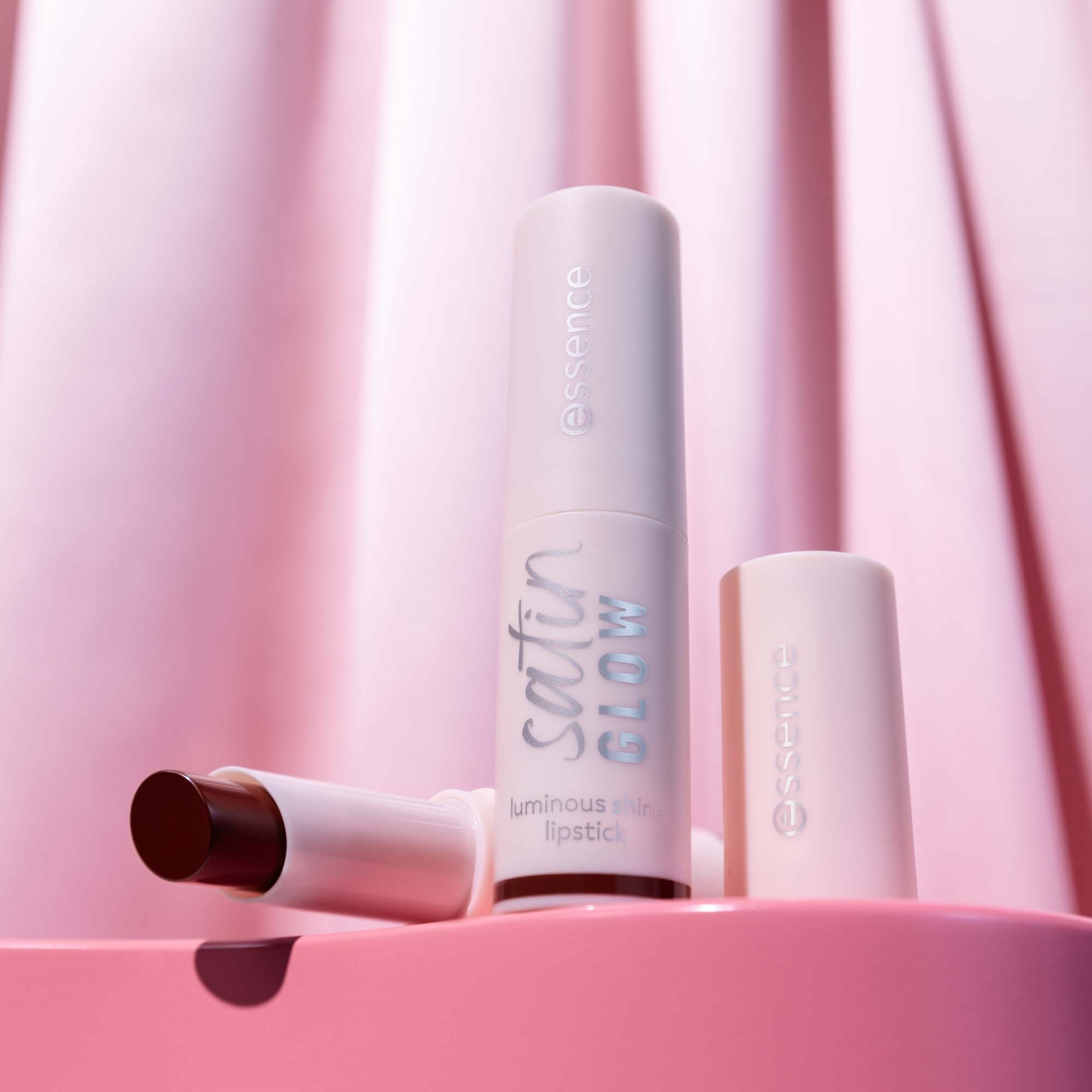 essence Satin Glow Luminous Shine Lipstick 06 Deja-brew (obrázok 5)