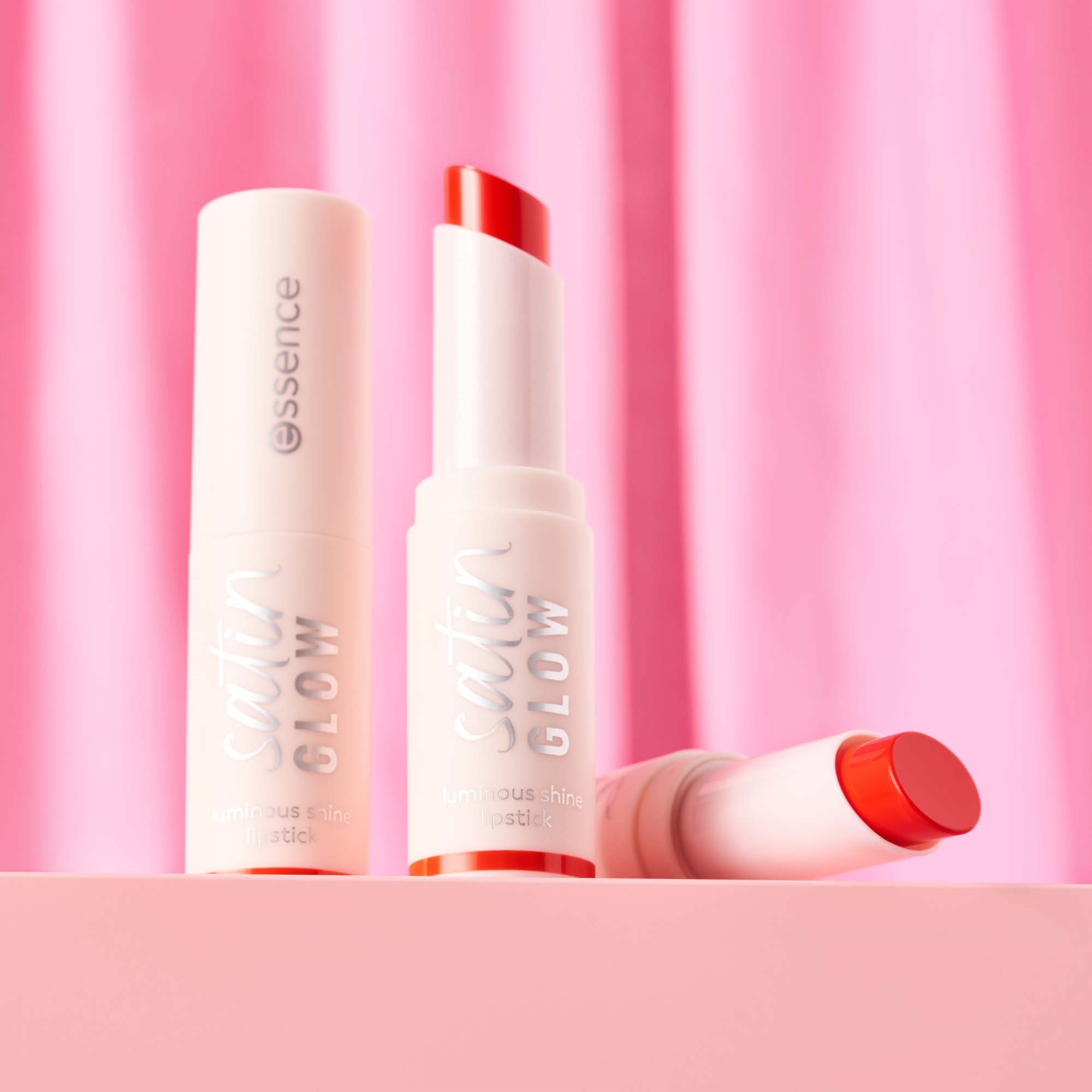 essence Satin Glow Luminous Shine Lipstick 07 Coral It A Day (obrázok 4)