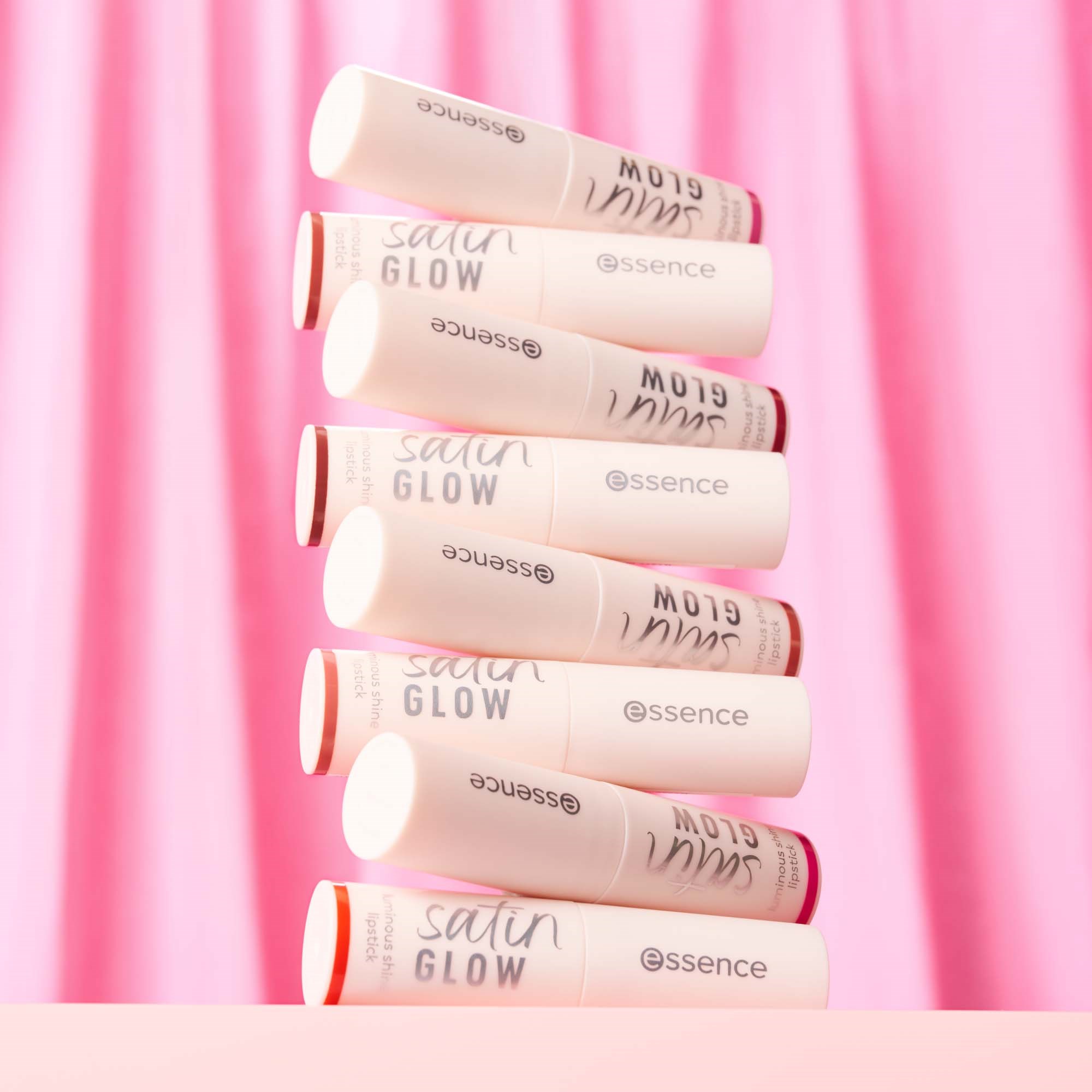 essence Satin Glow Luminous Shine Lipstick 07 Coral It A Day (obrázok 5)