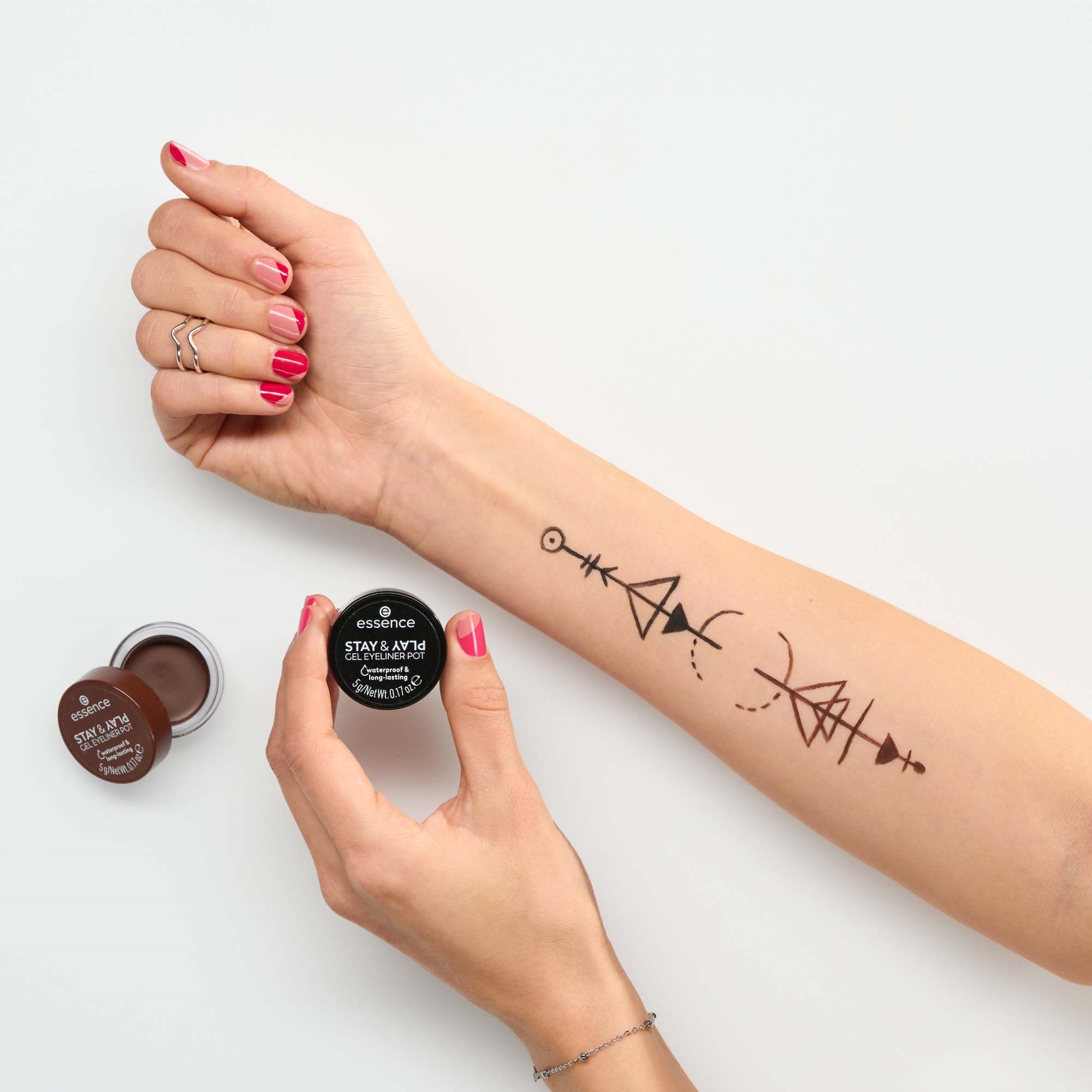 essence Stay & Play Gel Eyeliner Pot 01 Black (obrázok 3)