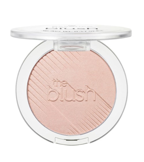 Ein Kompaktpuder mit hellrosa Rouge, diagonal und horizontal strukturiert, mit "the blush" auf dem Deckel.
